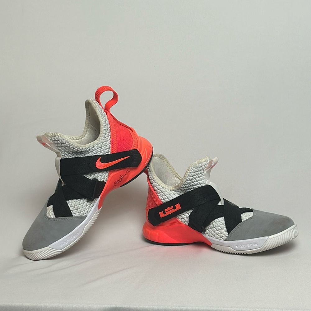 🔥Nike LeBron Soldier  Size 5,5  Basketball Sneakers Crimson AO4054-102